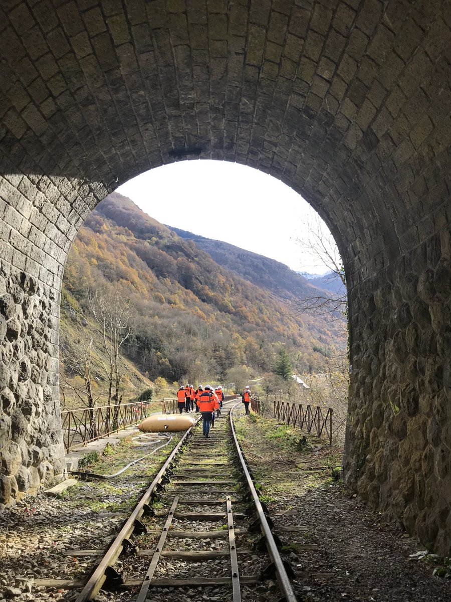 jfblancoMI's tweet photo. Depuis le 27 mars 1970, de génération en génération, les militants du #train, du #climat pour la ligne Pau-Canfranc #reapertura avec la ⁦@NvelleAquitaine⁩ et ⁦@al_rousset⁩ ⁦@ElusEELVNvleAqu⁩ ⁦@GobAragon⁩ #creloc ⁦@CREFCOAragon⁩ ⁦@fercanfranc⁩ https://t.co/dDlVLNWNA2