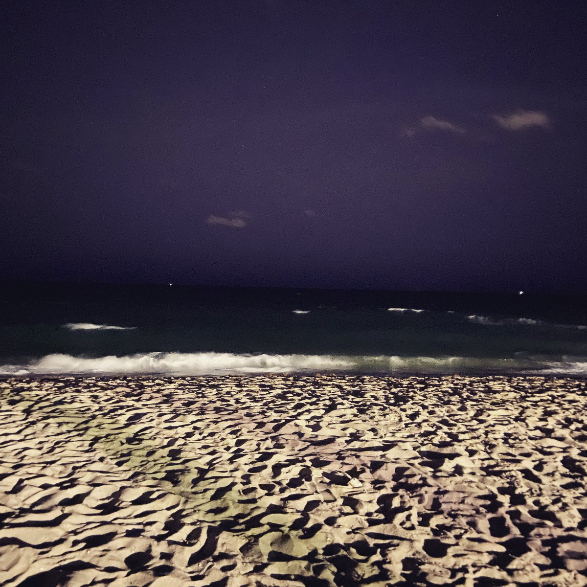 Nareema_'s tweet photo. #ThrowbackThursday to the beach at night.
I miss the ocean. #Oceanatnight #beachnights #NightMode #shotoniphone #shotoniPhone11 https://t.co/Eht25IPCPU