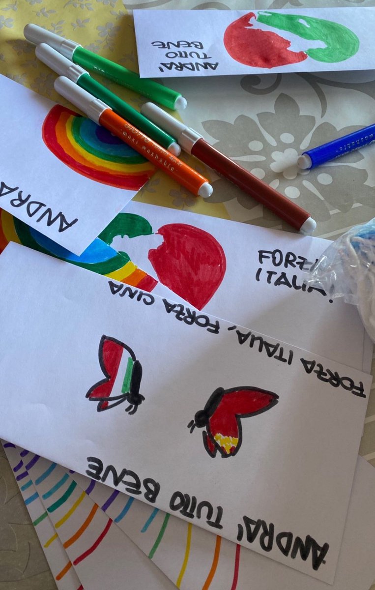 AmbCina's tweet photo. Andrà tutto bene! Sono gli auguri disegnati dai bambini cinesi di #Roma,  come le farfalle con le bandiere cinese e italiana. Le buste fatte con queste illustrazioni verranno distribuite ai vicini italiani. Dentro ci sono mascherine e... la #speranza. #ForzaCinaeItalia https://t.co/9Kp2sMmUew