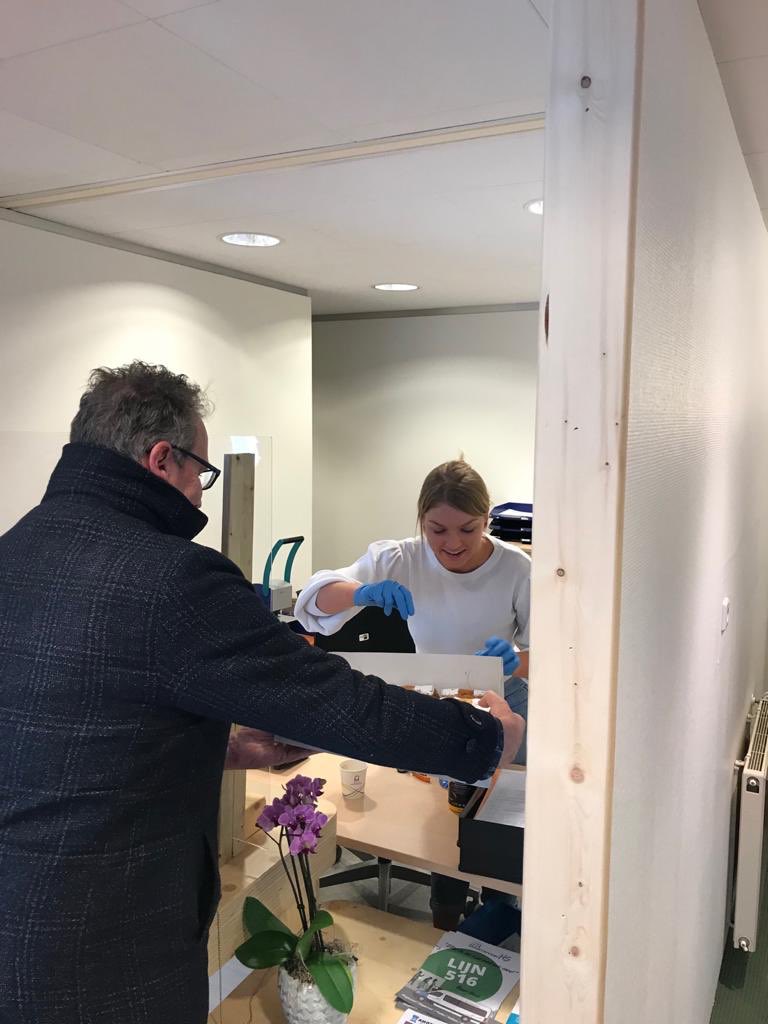 henkmulder1's tweet photo. Terecht veel aandacht voor alle werkers i/d zorg. Maar ik wil een lans breken voor alle mensen bij de gemeenten die de kritische processen runnen: afval, uitkeringen, betalingen ZZP-ers, handhaving, burgerzaken, sociale teams, etc. Heb ze een traktatie gebracht @Middengroningen https://t.co/D9cskIb12I