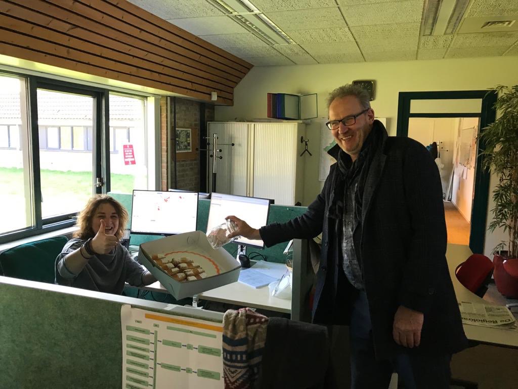 Terecht veel aandacht voor alle werkers i/d zorg. Maar ik wil een lans breken voor alle mensen bij de gemeenten die de kritische processen runnen: afval, uitkeringen, betalingen ZZP-ers, handhaving, burgerzaken, sociale teams, etc. Heb ze een traktatie gebracht <a href="/Middengroningen/">Midden-Groningen</a>