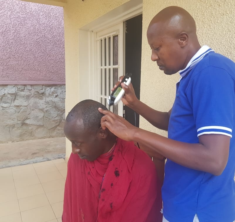 SamMandela's tweet photo. I have been talking to many colleagues about #StayAtHome , we are trying but one of the challenge is how to access saloons, most of us call #barbers (who meet hundreds everyday) home. Here is the solution BUY the Machine do it at home it's possible. Prevent #COVID19 https://t.co/ABdjOEzYJz