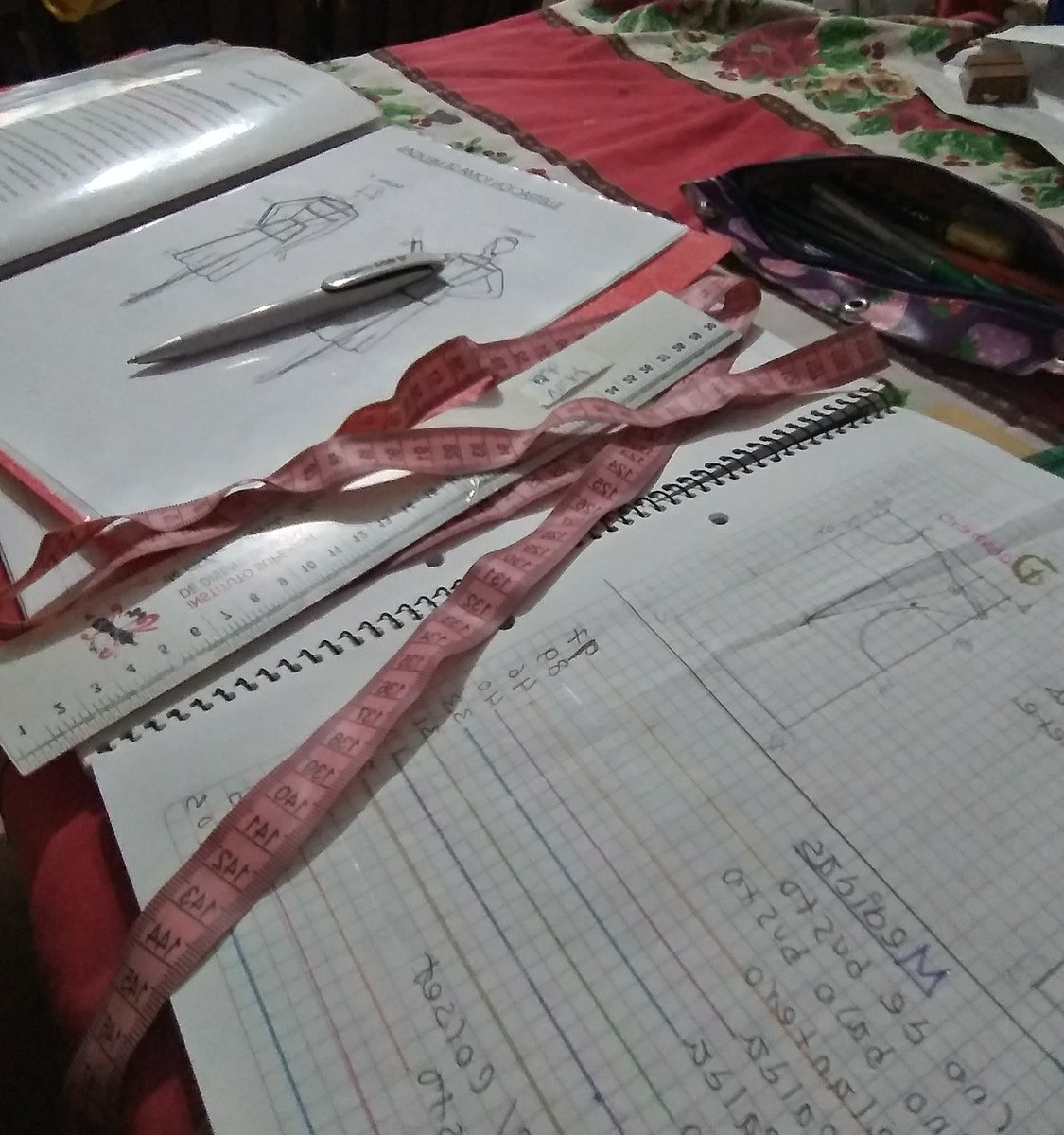 VickyFashion15's tweet photo. @todonoticias #YoMeQuedoEnCasa 
haciendo tarea on line de la facultad. Gracias a la profe Ana Maria que da instrucciones paso a paso y transmitir sus conocimientos https://t.co/XRHcjJXNWa