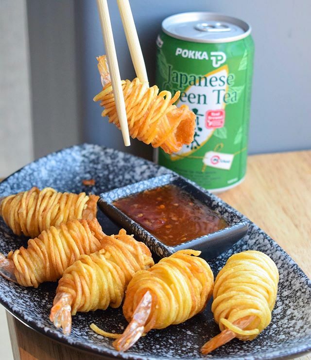 Who else is missing eating out at restaurants? Enjoy your favorite dishes from the comfort of your homes while supporting small businesses with Uber Eats! My favorite appetizer from @ramenos_oc is this crispy Potato Shrimp! Now let’s keep trekkin through this week everyone ❤…