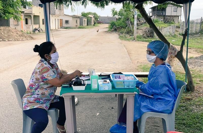 DPS_LosRios's tweet photo. Los servicios de salud no se detienen. En #SantaElena se brinda atención integral a pacientes sintomáticos respiratorios en las unidades operativas de @Salud_CZ5, siguiendo los protocolos establecidos para descartar #Covid19ec. https://t.co/3nNnR2nSeN