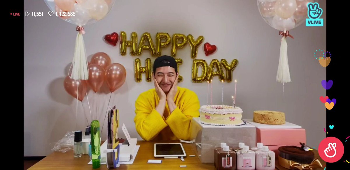 god0113_5pyask's tweet photo. @Hoi_official 울 호영오빠~생일을 얼굴보며 축하해주고 싶었지만~ 코로나로 인해 방구석1열에서 브이라이브로~👏🏻🎂
소중한 시간 함께해서 넘 좋았구용~취소된게 아니라 7월쯤 계획하실 생각이라니 기다려볼께요~^^ #해피호이데이🎂😊 #손호영 #SonHoYoung #HOI #HAPPYHOI'sDAY #HOIDay #호이데이 #HOIDay_VLIVE https://t.co/ZKBzYzNCuh