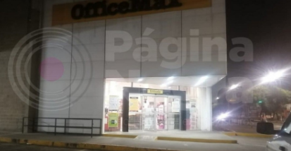 AnonymousPuebl1's tweet photo. Cristalazo en el Office Max de San Pedro en Puebla; se llevan pantallas y computadoras https://t.co/2QmOOz4ozS