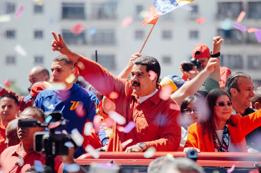 PartidoPSUV's tweet photo. Eres ejemplo de dignidad, lucha y fortaleza. Aquí hay pueblo plenamente consciente del momento que enfrentamos y dispuesto a defender su Patria en cualquier escenario.

 #MaduroValentíaYDignidad 
@NicolasMaduro https://t.co/hxsYAQEzD0