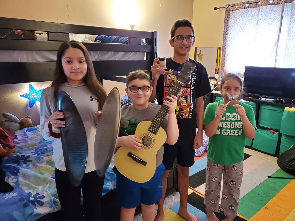 VictoriaH425's tweet photo. #familyband #eLearning #inpjs #coronaschooling #music #quadsquad @BRCCSD180 @MsBrockmanMusic https://t.co/QoZsWhzxHh