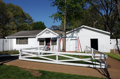  #HomeOffice! While Col. Tom Parker managed Elvis Presley’s career, Elvis' father Vernon Presley oversaw all of the details of Elvis' personal finances & Graceland’s management & staffing. This building served as Vernon Presley’s office. Vernon P.  #WFH  #StayHome  #workingfromhome