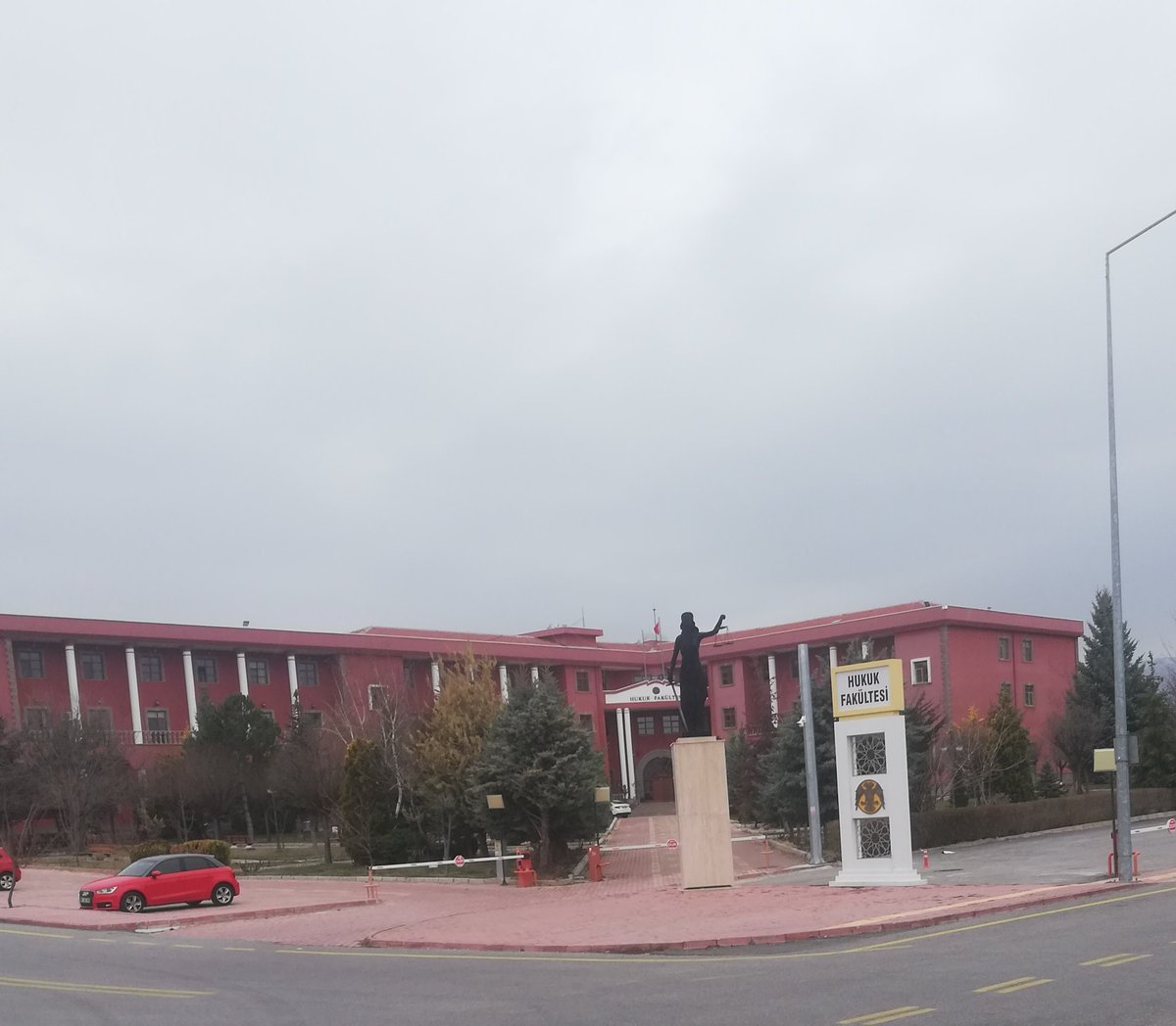 "on yerimden hançer yedim ölmedim, baş çeşmeden sular içtim de kanmadım. ben gidiyorum mamur olsun viranlar."