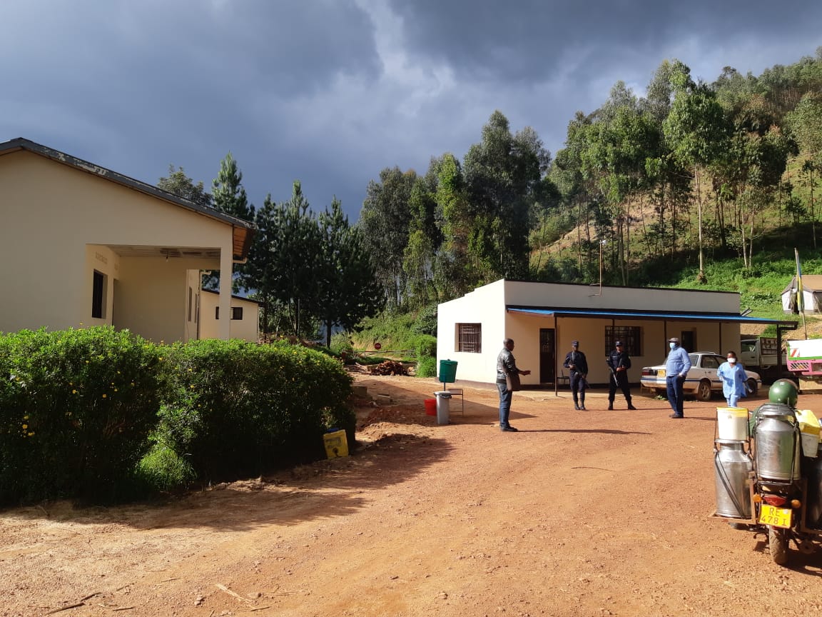 Uyu munsi Hon. Gov <a href="/gatjmv/">Gatabazi Jean Marie Vianney</a> 
yasuye imirenge yose iri ku mipaka ihuza Igihugu Cyacu&amp;Uganda guhera Cyanika-Kagogo-Kinyababa-Butaro-Kivuye-Gatebe-Bungwe-Rubaya-Cyumba&amp;Kaniga aho yakurikiranaga uko Abanyarwanda bari kwirukanwa Ugda bakirwa.
<a href="/RwandaGov/">Government of Rwanda</a> <a href="/RwandaMFA/">Ministry of Foreign Affairs & Int'l Cooperation</a> <a href="/EdNgirente/">Edouard Ngirente</a> <a href="/ashyaka/">Anastase SHYAKA</a>