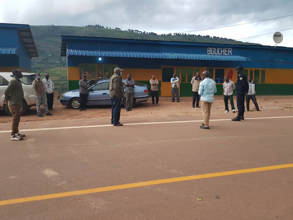 HeritierRW's tweet photo. Uyu munsi Hon. Gov @gatjmv 
yasuye imirenge yose iri ku mipaka ihuza Igihugu Cyacu&amp;Uganda guhera Cyanika-Kagogo-Kinyababa-Butaro-Kivuye-Gatebe-Bungwe-Rubaya-Cyumba&amp;Kaniga aho yakurikiranaga uko Abanyarwanda bari kwirukanwa Ugda bakirwa.
@RwandaGov @RwandaMFA @EdNgirente @ashyaka https://t.co/K4nlPB21AJ