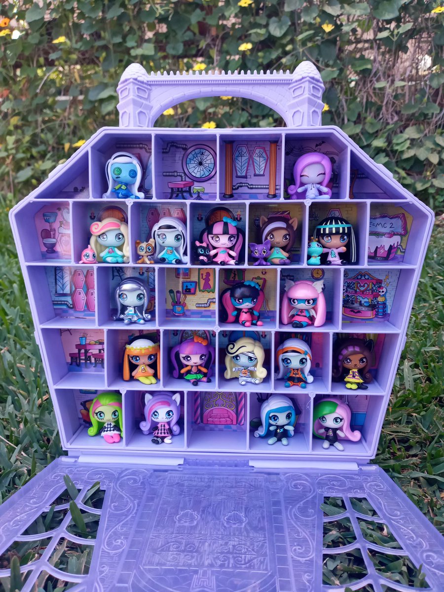 Sergioo506's tweet photo. #MonsterHighMinis #FrankieStein #Draculaura #ClawdeenWolf #CleoDeNile #LagoonaBlue #Watzit #CountFabulous #Crescent #Hissette #Neptuna #VenusMcFlytrap #RochelleGoyle #CatrineDeMew #MoanicaDkay #AriHauntington #CollectorScase
#MonsterHighMinisHallowen #MonsterHigh @MonsterHigh https://t.co/NXStsopXhV