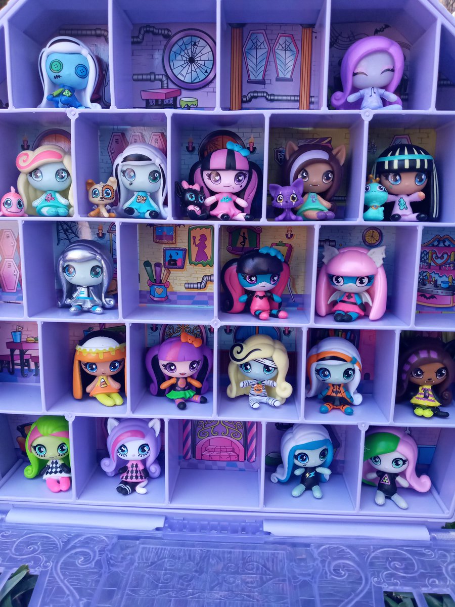 Sergioo506's tweet photo. #MonsterHighMinis #FrankieStein #Draculaura #ClawdeenWolf #CleoDeNile #LagoonaBlue #Watzit #CountFabulous #Crescent #Hissette #Neptuna #VenusMcFlytrap #RochelleGoyle #CatrineDeMew #MoanicaDkay #AriHauntington #CollectorScase
#MonsterHighMinisHallowen #MonsterHigh @MonsterHigh https://t.co/NXStsopXhV