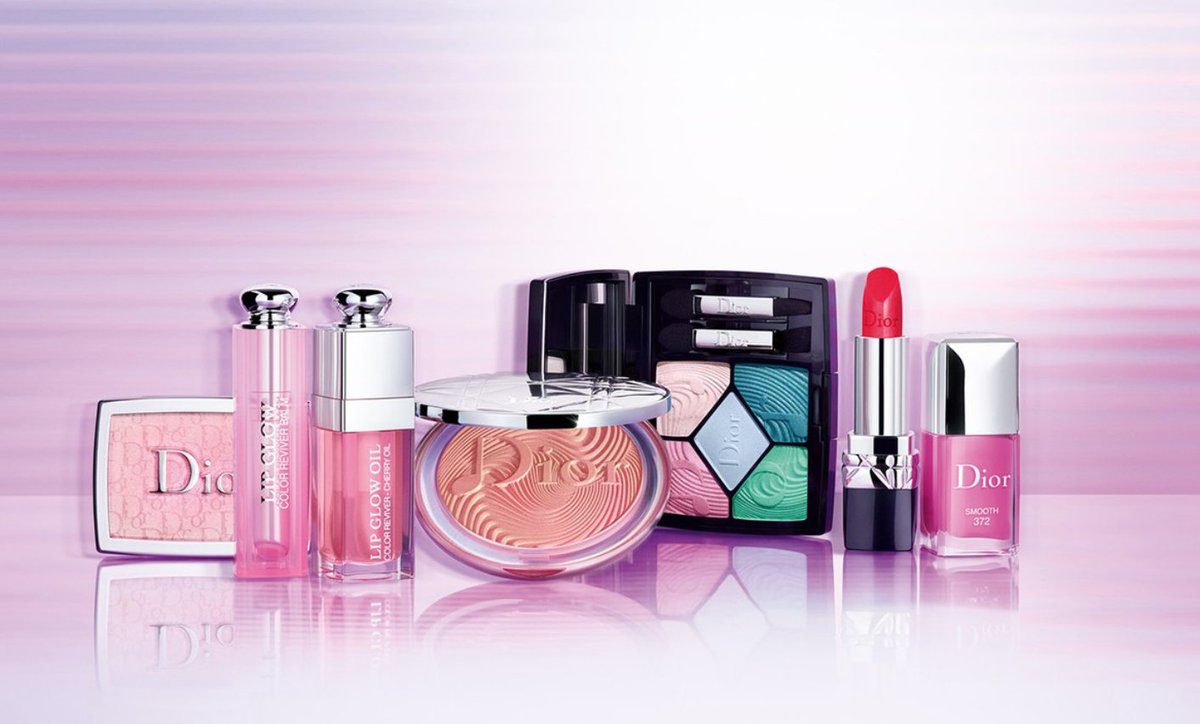 DressingBrands's tweet photo. Hi Spring! Peter Philips Director Creativo de @Dior Makeup, se inspira en las vibraciones musicales, la cultura pop y su paleta de colores para expresar esta era en la colección de makeup S/S20 llena de colores brillantes y mucho glow ¡La quiero! 💖🎵 https://t.co/LXjouVb7gS