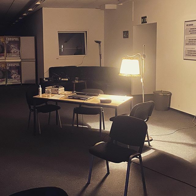 BruchwerkT's tweet photo. Symbolbild!
Im Bruchwerk brennt noch Licht.
Wir arbeiten an weiteren neuen Formaten, mit denen wir euch trotz Kontaktverbot erfreuen können. Morgen (Freitag) trifft sich unser Lesezirkel für „Stück für Stück“ auf dem Bruchwerk-Discord-Server. 
Mehr Infor… https://t.co/MLGLDCJloi https://t.co/DvH2EoFFWn