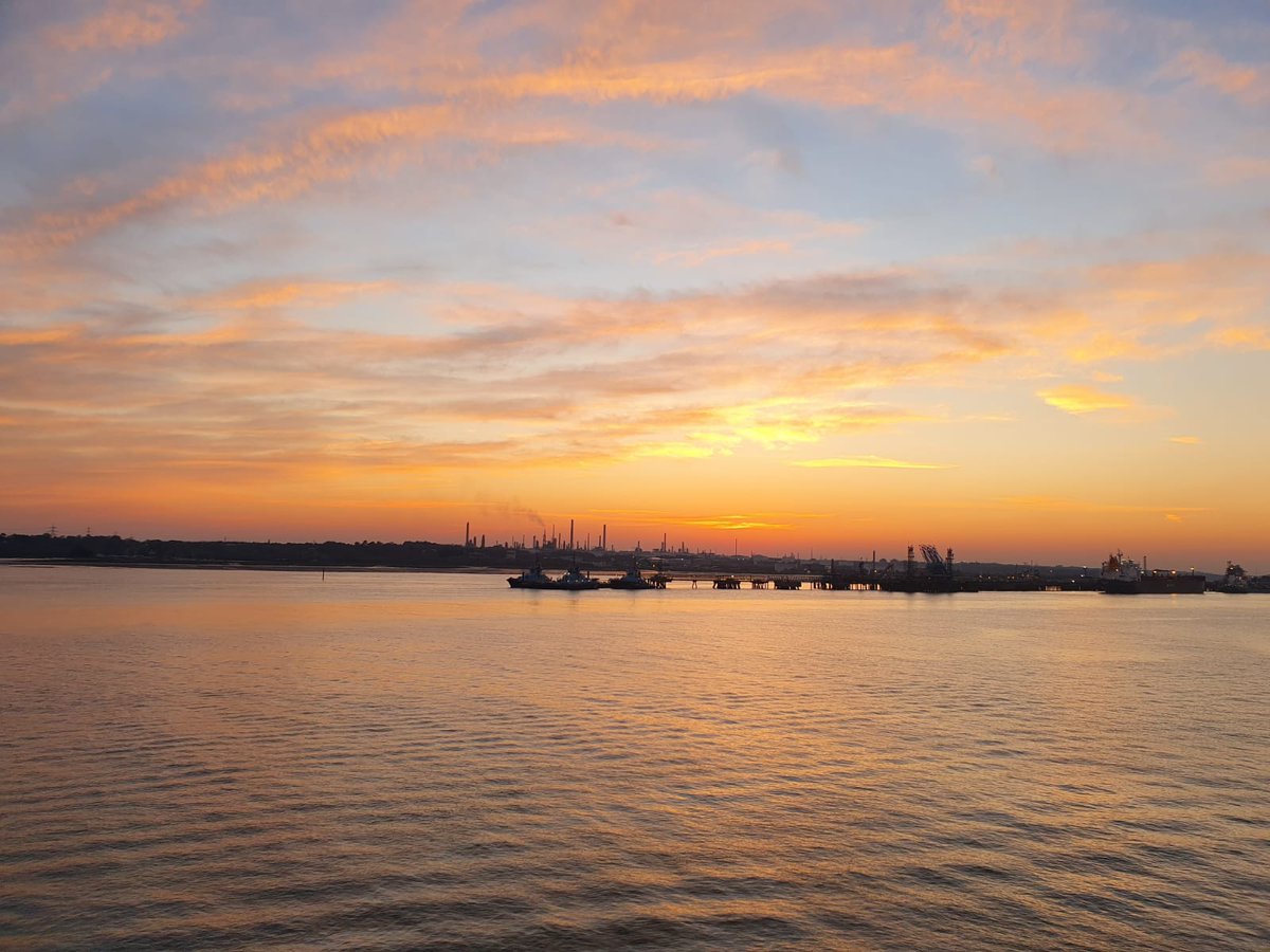 TGS_Geography's tweet photo. Beautiful evening sky over Southampton Water, thought we would share the view 😍 #sunsets #beautifulevening #nopollution #staygreen #fawleyrefinery https://t.co/LTexDytXTM