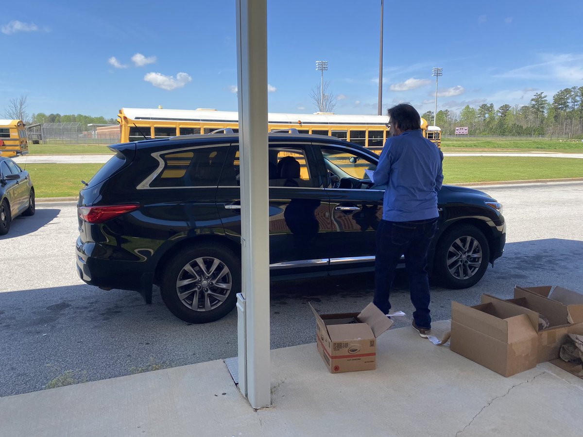 robininhampton's tweet image. What an inspiring day it was!!! From connecting with colleagues (at a distance, of course) to meal and packet distribution at 2 sites, today was a reminder to keep the important things the important things! #RemoteLearninginHenry @HenryCountyBOE