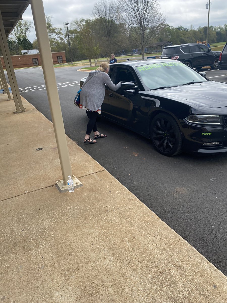 robininhampton's tweet image. What an inspiring day it was!!! From connecting with colleagues (at a distance, of course) to meal and packet distribution at 2 sites, today was a reminder to keep the important things the important things! #RemoteLearninginHenry @HenryCountyBOE