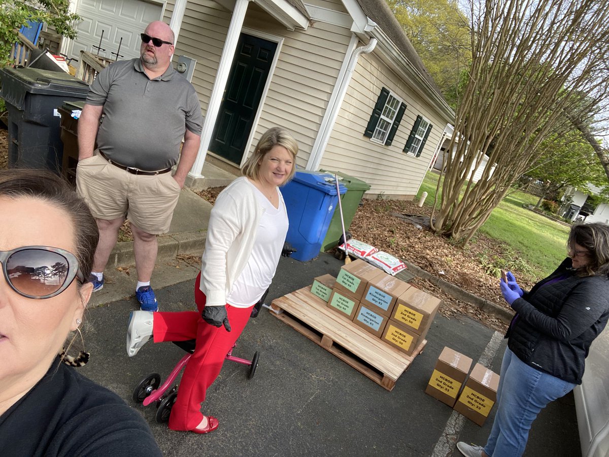 robininhampton's tweet image. What an inspiring day it was!!! From connecting with colleagues (at a distance, of course) to meal and packet distribution at 2 sites, today was a reminder to keep the important things the important things! #RemoteLearninginHenry @HenryCountyBOE