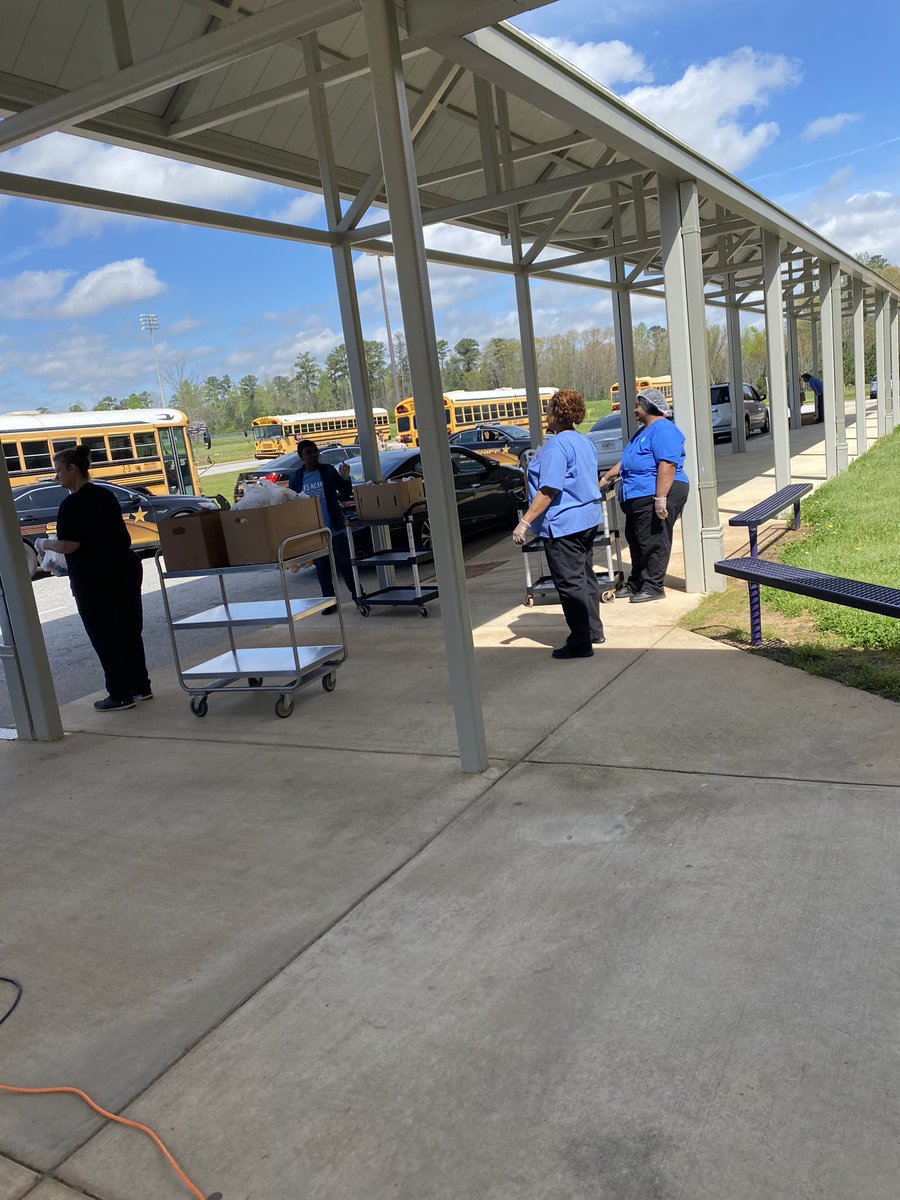 robininhampton's tweet image. What an inspiring day it was!!! From connecting with colleagues (at a distance, of course) to meal and packet distribution at 2 sites, today was a reminder to keep the important things the important things! #RemoteLearninginHenry @HenryCountyBOE