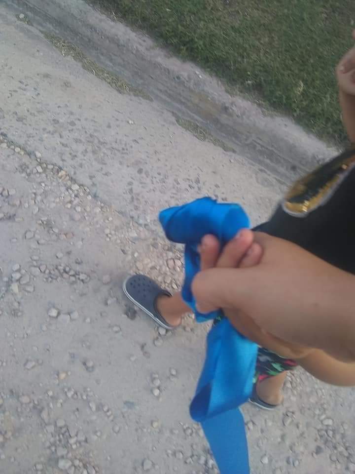 indriyarama's tweet photo. "Si ven una mamá y un niñ@ con alguna prenda azul o cinta azul caminando en tu barrio 
¡no les grites no los insultes! 
O si vez un auto con una cinta azul, lo mismo. Son mamás de niños con #autismo que salieron a bajar su ansiedad, para ellos ésto es muy difícil."
M. Montero. https://t.co/eB4wt1mQCC