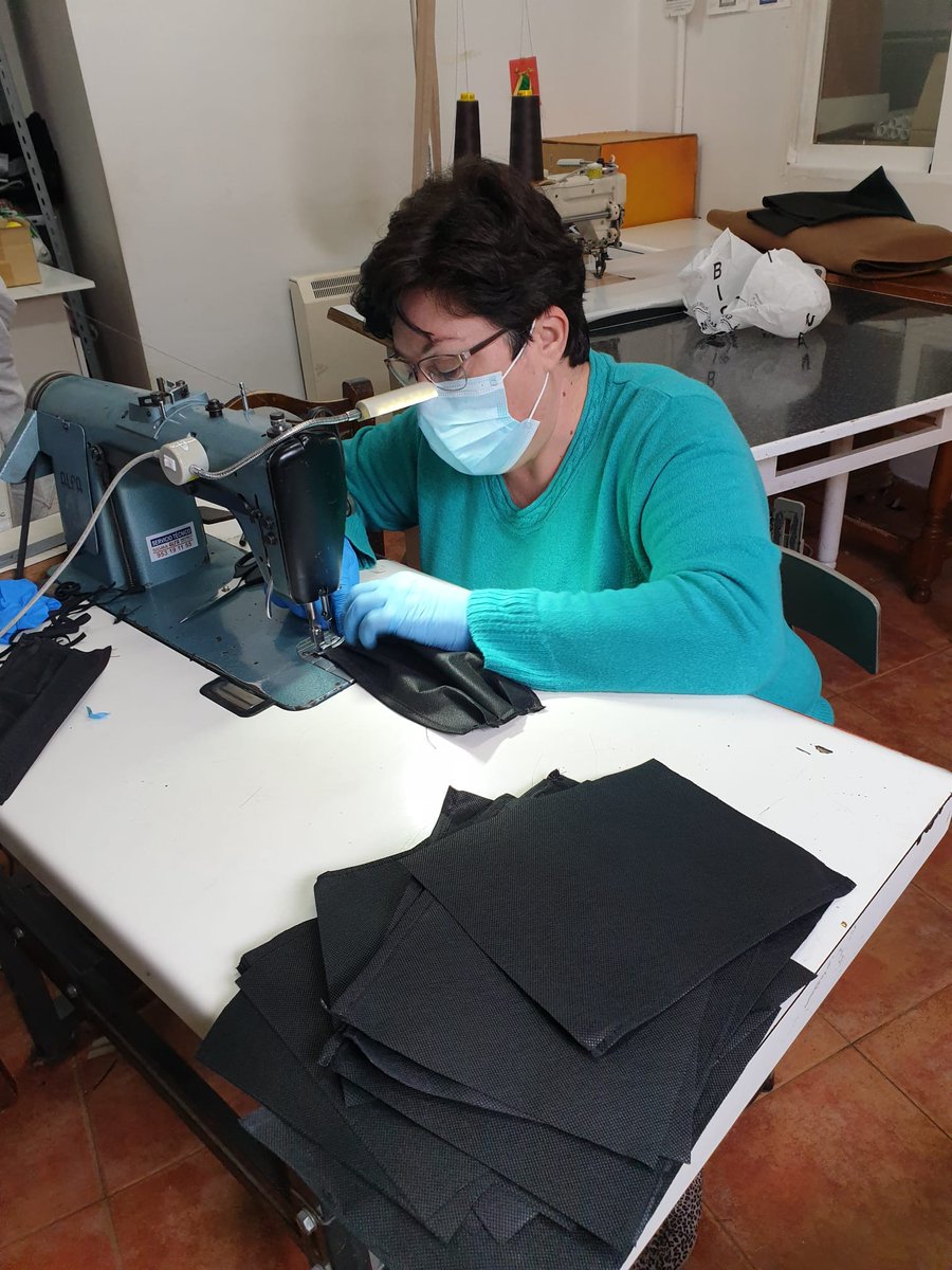 JaenFS's tweet photo. 💪 Ayuntamiento de Los Villares, Asociación Tradicional del Olivar, Obra Social Jaén Paraíso Interior FS y costureras voluntarias de los Villares y Valdepeñas de Jaén ya reparten material en centros hospitalarios y de salud para cubrir posibles necesidades

#SomosJaén https://t.co/DPLvpPwCC0