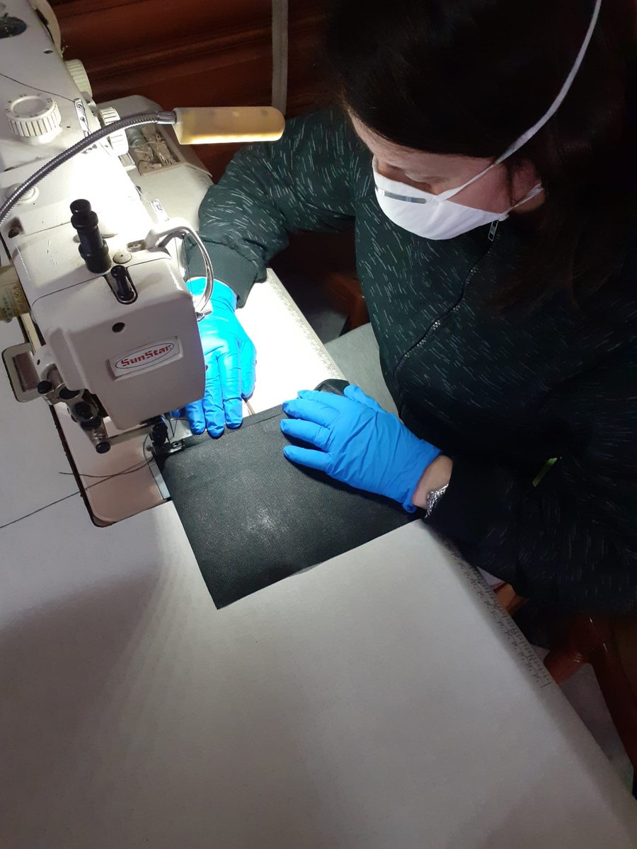 JaenFS's tweet photo. 💪 Ayuntamiento de Los Villares, Asociación Tradicional del Olivar, Obra Social Jaén Paraíso Interior FS y costureras voluntarias de los Villares y Valdepeñas de Jaén ya reparten material en centros hospitalarios y de salud para cubrir posibles necesidades

#SomosJaén https://t.co/DPLvpPwCC0