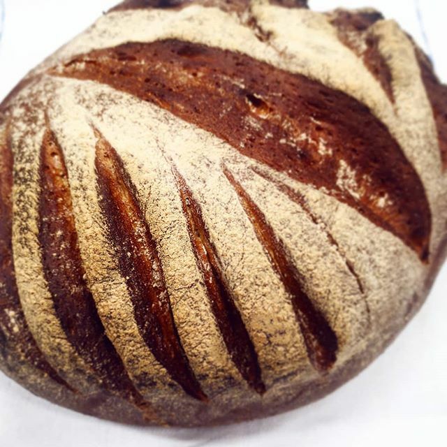 DudeSweetFood's tweet photo. Lock down bread making. White loaf with a little bit of rye perfect for sandwiches or just with butter... Difficult not to eat all of the bread when it's warm!
.
800g strong bread flour
200g rye flour
20g yeast
20g salt
20g sugar 
600 ml lukewarm water

… https://t.co/pqnygVO4Yn https://t.co/vEyczrYcbJ