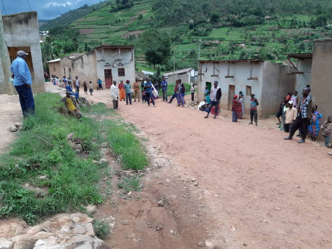 HeritierRW's tweet photo. Abanyarwanda bagera kuri 200 bamaze kwakirwa muri @BureraDistrict, Naho @GicumbiDistrict bagera 120,Guverineri @gatjmv
yanibukije abaturage kdi gukurikiza amabwiriza @RwandaGov Yatanze murwego rwo kurwanya&amp;kwirind icyorezo cya #Covid19 . @EdNgirente @RwandaHealth @RwandaLocalGov https://t.co/FMel33MMpm