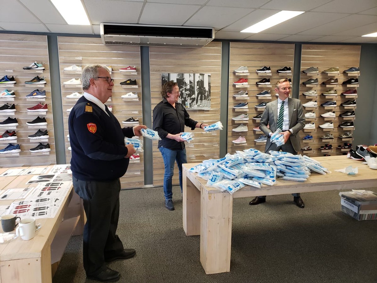 Vanochtend samen met burgemeester Laren, <a href="/NanningMol/">Nanning</a> handen van Mark Mulder, namens de Drum &amp; Showband MCC Laren ruim 8000 mondkapjes in ontvangt mogen nemen. Namens hulpverleners en alle zorginstellingen enorm bedankt. <a href="/BrwGooiVecht/">Brandweer GooiVecht</a> #wievolgt