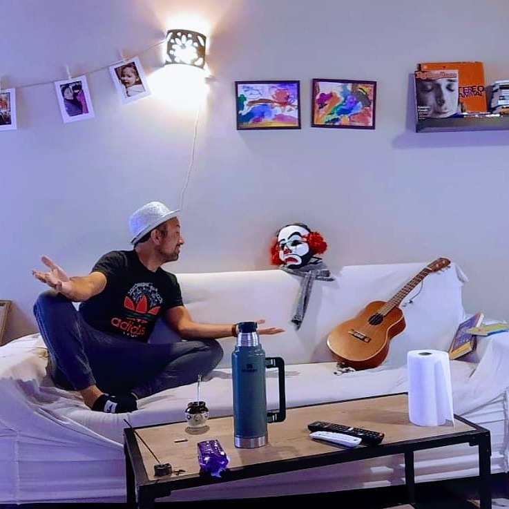 Nuestro querido Maxi Pontecorvo, genio y figura de la Recreación de Bahía Manzano, también se queda en su casa… Y como no podía ser de otra manera, está  pensando en nuestros socios, huéspedes y amigos. En breve vamos a a tener noticias!