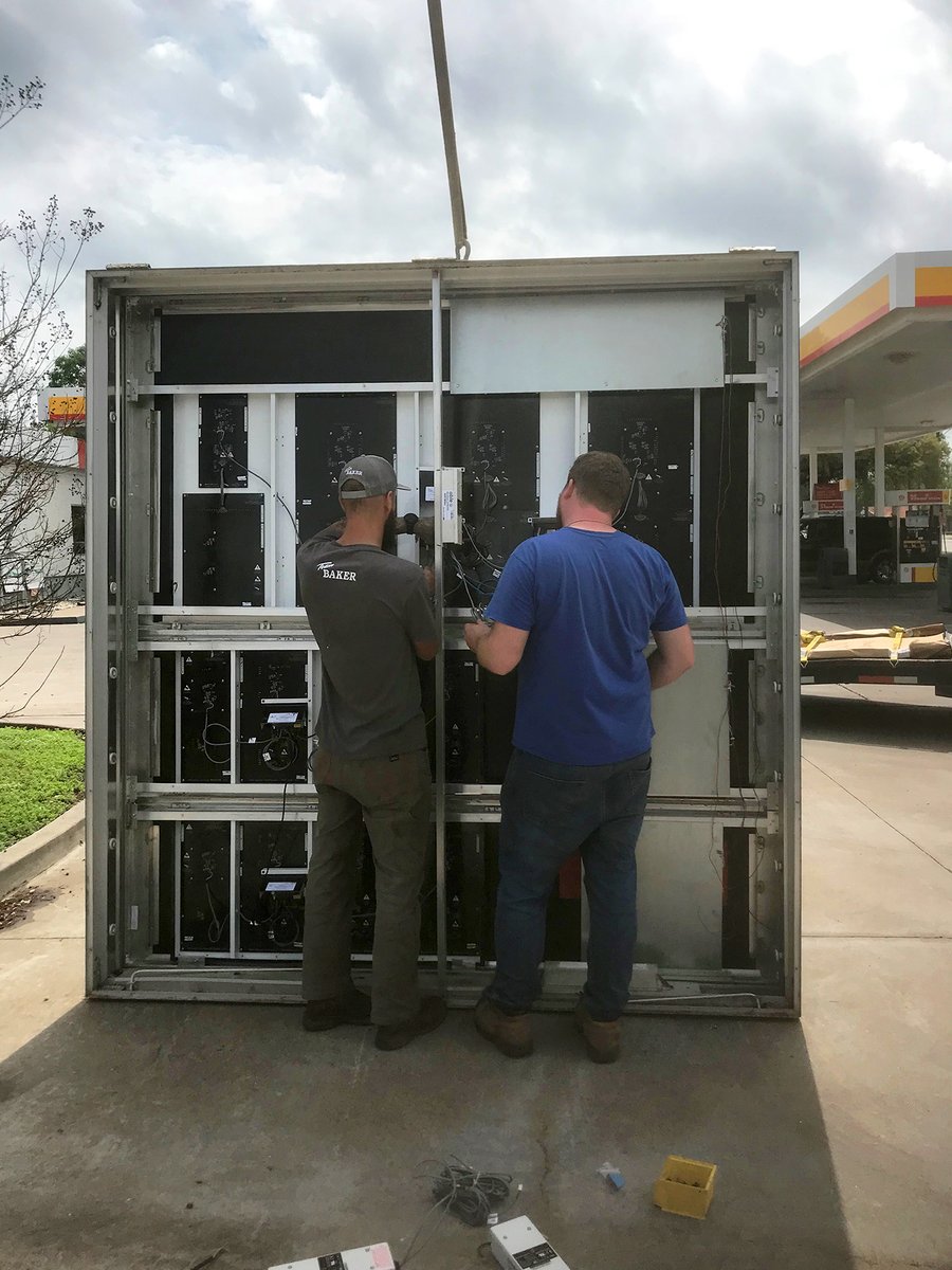 bakerssignstx's tweet image. Down with the old and in with the new out in Bellville, Tx. Great job crew. #signremoval #signinstallation #bestintexas