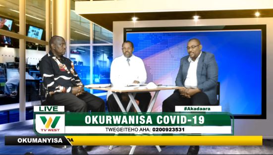 tvwestUG's tweet photo. #Akadaara | @Baryahabwe  

Twine Dr. Celestine Barigye, orikukurira w'irwariro rya Mbarara Regional Referral Hospital, n'omuhwezi wa RDC wa disiturikiti ya Mbarara, Emmy K. Turyabagyenyi kuhajaana aha #COVID2019 

#WestUpdates
#Nehinda https://t.co/1MtU7cshM2