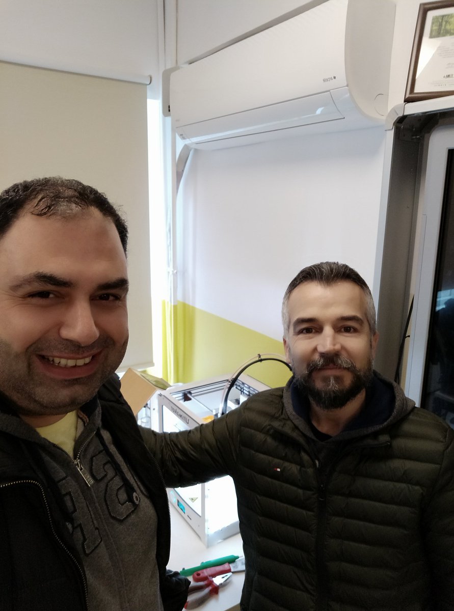 Bugün canları pahasına çalışan sağlık çalışanlarımız için ülkemizde başlayan  3D yüzsiperliği basımı için  <a href="/ozerfen/">İbrahim evren Ozer</a> ile <a href="/kadikoybilsem/">Kadıköy Alev Alatlı BİLSEM</a> de bu sürece destek çalışmalarına başladık. Umarım ufakta olsa bu katkımız faydalı olur. @BilsemMeb <a href="/memkadikoy/">Kadıköy İlçe Millî Eğitim Müdürlüğü</a> <a href="/tcmeb/">Millî Eğitim Bakanlığı</a> <a href="/btedernegi/">BTE Derneği</a> #3DFaceShield