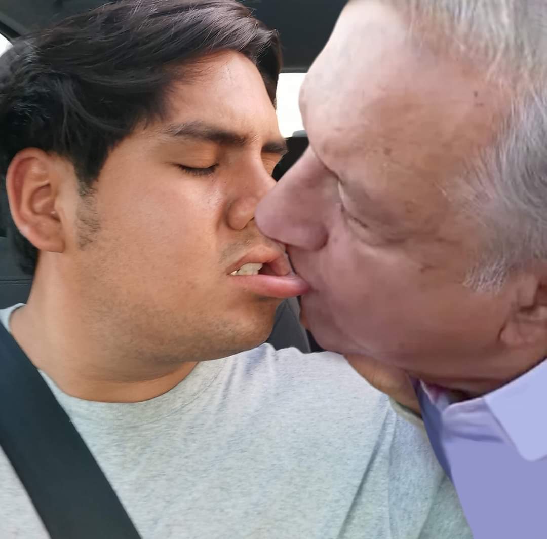 UnaHumildePapa's tweet photo. Mientras tanto en Facebook😂😂😂 https://t.co/rq9zbemWyl