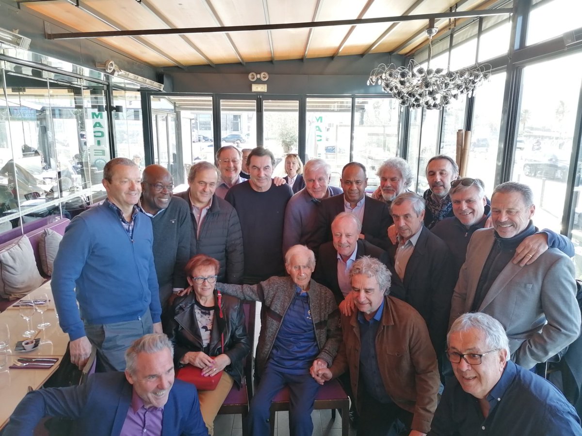 spacecaen's tweet image. Les idoles de mon adolescence(oui je sais ce n’est pas tout jeune) entourant une dernière fois #Michelhidalgo , le coach du premier titre pour la ⁦@FFF⁩ , formé avec son frère jumeau Serge par l’US Normande.