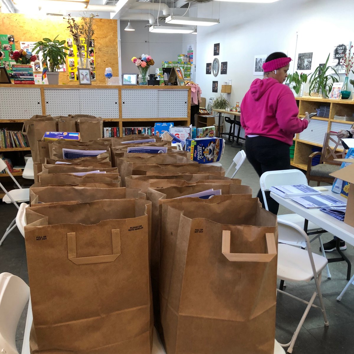 GrahamWindham's tweet photo. Carefully distributing supplies from the NYC Food Bank out of our FEC in Hunts Point today! Thanks to @ACSNYC @FoodBank4NYC for supporting our community. #COVID2019 #SocialDistance #GrahamGratitude https://t.co/MN2gpojMkh