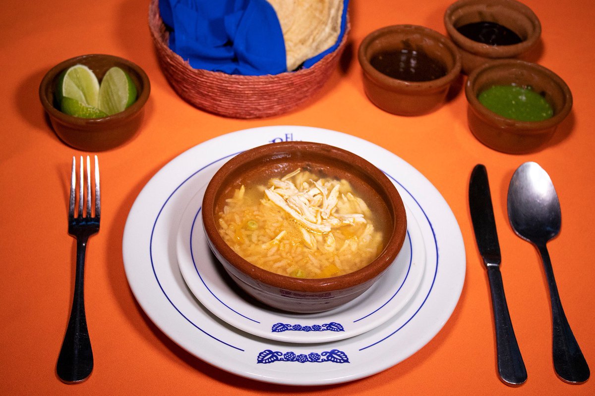 Un caldito de pollo siempre apapacha al corazón, puedes pedirlo por Rappi o UberEats o llamar al restaurante y hacer tu pedido para recogerlo en la sucursal de tu preferencia.