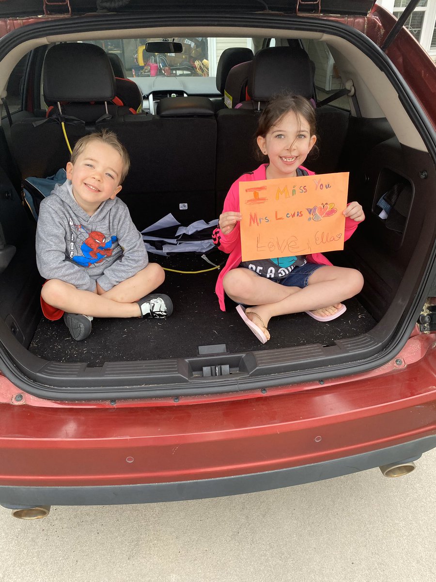 OstranderM620's tweet photo. Thank you @SCESsharks for brightening the day of your students!  We love our school and the car parade! @FortMillSD https://t.co/HEdPhU62bl