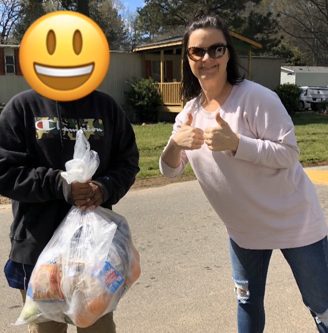 kwall911's tweet photo. Amazing @BallentinePTA P making a special delivery and sharing #BESFireflyGlow🙌🙌 #DoGoodFromHome #UCanToo #FeelImagineDoShare @icandfc @GregHackmann @AFeltAffair @tmorgan2112 @dfcusa https://t.co/yiCaDpYDGK