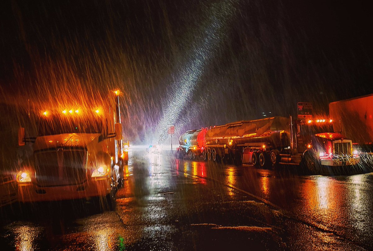 pvhowardtv's tweet photo. #truckers chain up in #parleyscanyon. 
#media #newsroom #breakingnews #breaking #camera #liveshot #livehit #live #wx #utwx #onthescene #sinclair #broadcast #story #morning #morningshow #amnewsers #weather #kutv2news #press #2newsam #partylikeajournalist #photo https://t.co/0OBXxDsuOV