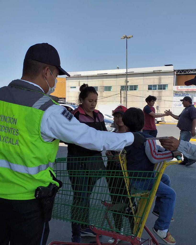 EstatalCaminos's tweet photo. El Área de Prevención de Accidentes de la Policía Estatal de Caminos y Vialidad de la #SSCTLX, continua llevando a la ciudadanía información de seguridad y auto cuidado, en coordinación con #SESA, con la Campaña de Prevención COVID-19.
#PorUnTlaxcalaSeguro
#ConstruimosJuntos2020 https://t.co/O8pbVvRQJk