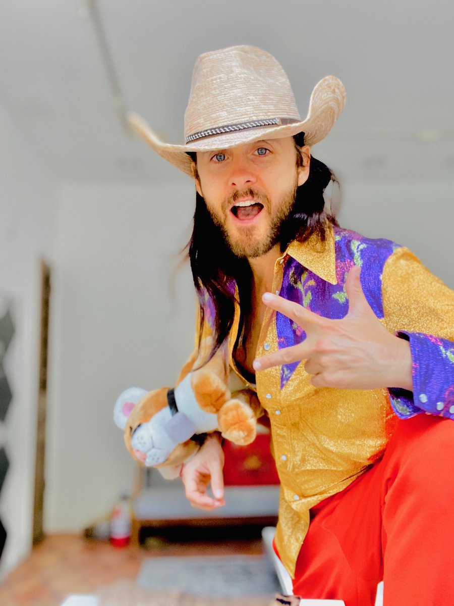 JaredLeto's tweet photo. Got my popcorn. Pressing play on #TigerKing Episode 1. Let’s do this @Netflix #JaredLetoCinemaClub https://t.co/ZfDX2QW9F1