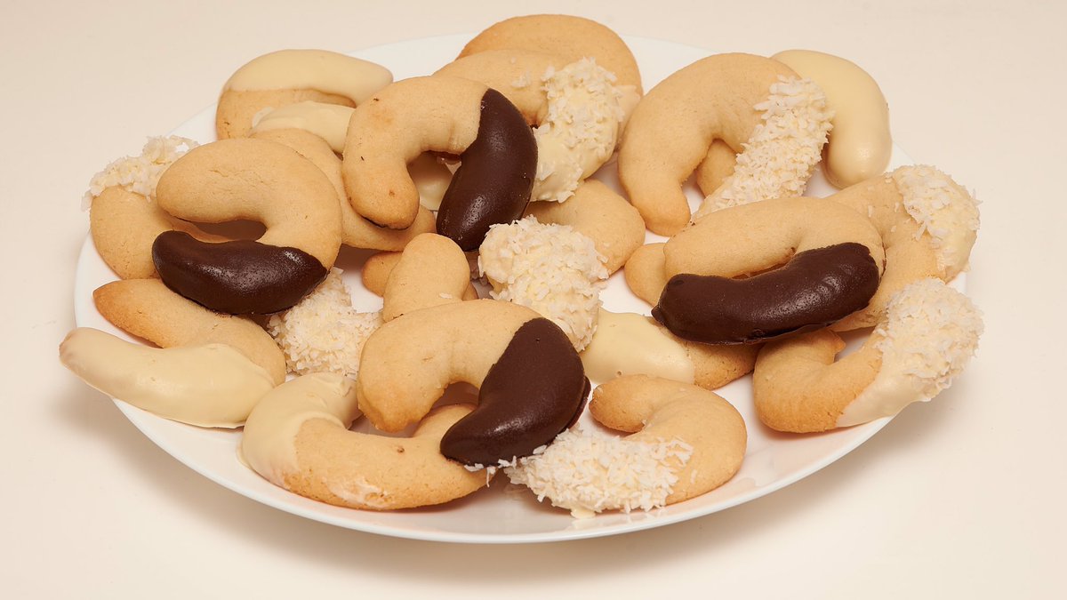 sncica's tweet photo. Delicious almond cookies 🍪 vanillekipferl🍪#cookies #baking #sweets #almond https://t.co/KwdXTVGuxD