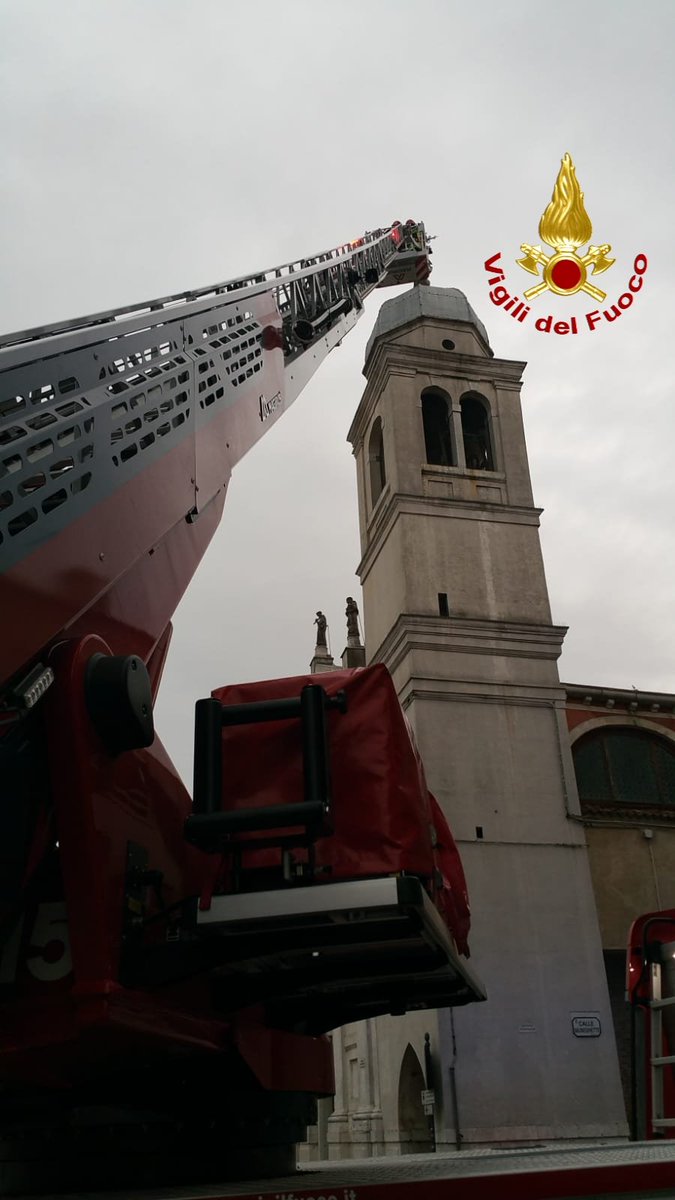 vvfveneto's tweet photo. #26marzo #Chioggia(VE), #vigilidelfuoco rimuovono con l'ausilio dell'#autoscala la Croce in ferro pericolante, dalla Chiesa di San Francesco delle Muneghette #soccorsiquotidiani https://t.co/z4n5etr173