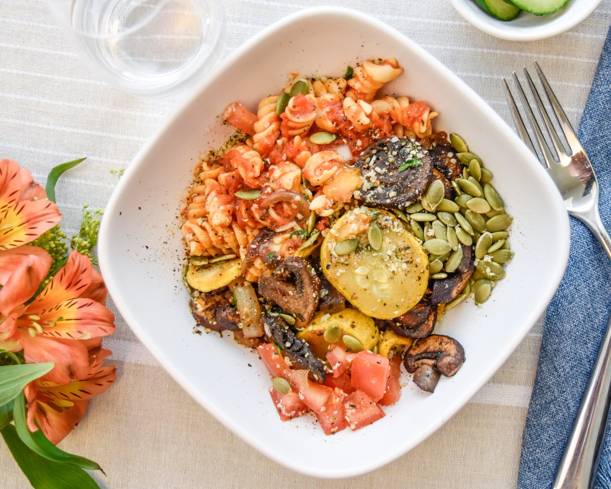 eat_fix's tweet photo. You've got 30 minutes to make dinner and can choose one quick #EatFIX meal - comment with your top pick! 💥⏰

🔴 Sheet Pan Roasted Salmon
🔵 Beef &amp; Broccoli Stir Fry
⚫️ Chickpea Pasta w/ Marinara &amp; Veggies
⚪️ Quick Chicken Parm

🛒: https://t.co/DclIZTqUyh https://t.co/CwU8ApOHpd
