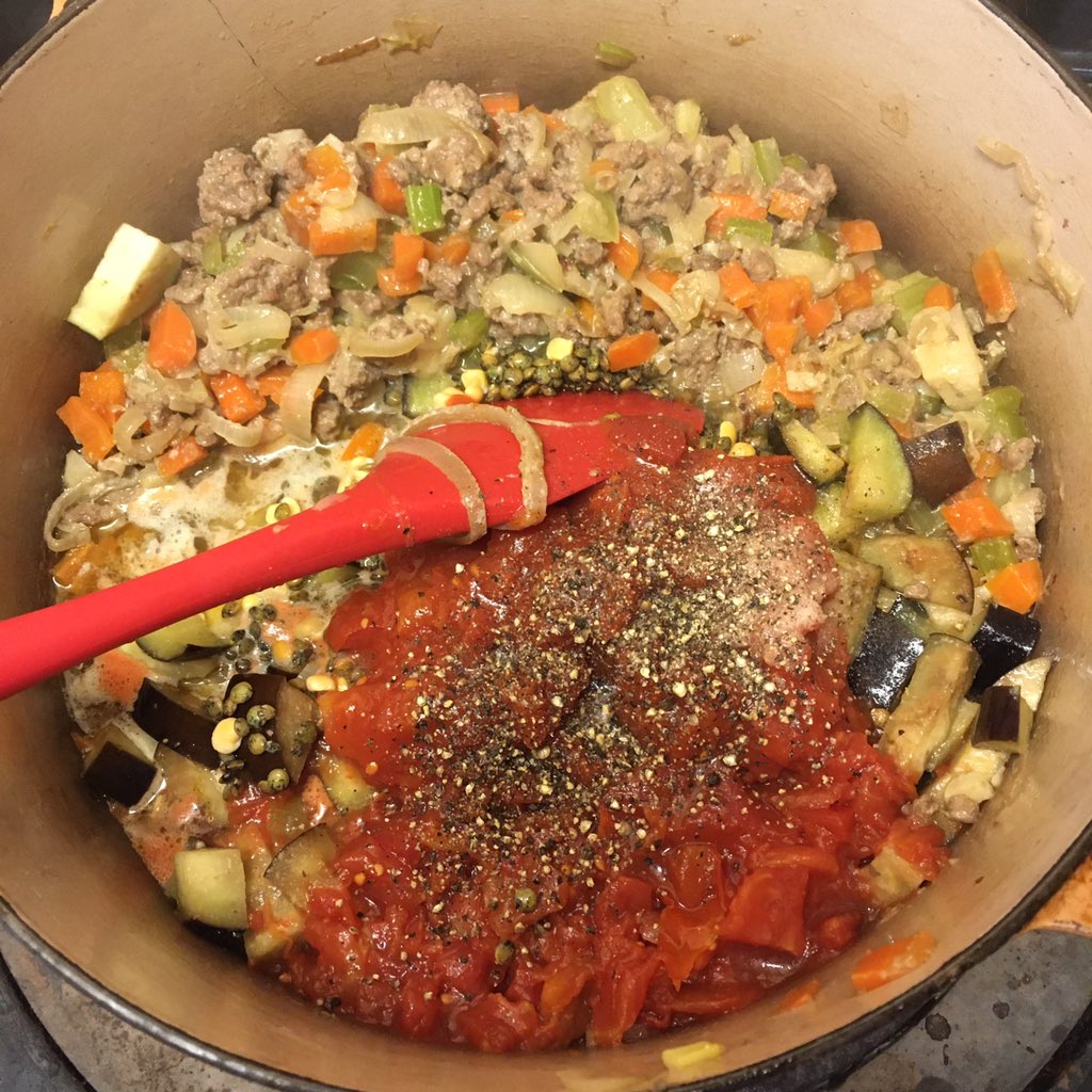 paulinedaniels's tweet photo. Not sure about this tonight. @waitrose #recipe but wanted to try it . #augergine #beef #milk #shallots #pasta #tomatoes Rich Aubergine and tomato pasta... #paulineskitchen #thursdaysupper #cookingwithpauline @jamieoliver #whatsinthefreezerandshelf https://t.co/SDir9hMPXB