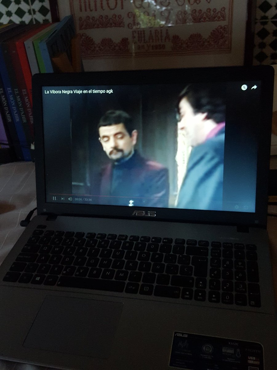 criusfont's tweet photo. #acadèmiaEP #EstaPassantTV3  mireu l'escurço negre. Es la millor sèrie d'història que s'ha fet mai!!! https://t.co/BvSh687mAP